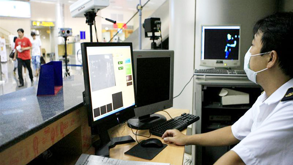 ແຍກຕົວຜູ້ໂດຍ 2 ຄົນ ເປັນໄຂ້ທີ່ມາຈາກເຂດເກີດໂລກລະບາດ Ebola